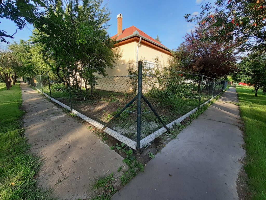 Sarki telek elklészült zöld műanyagbevonatos kerítése