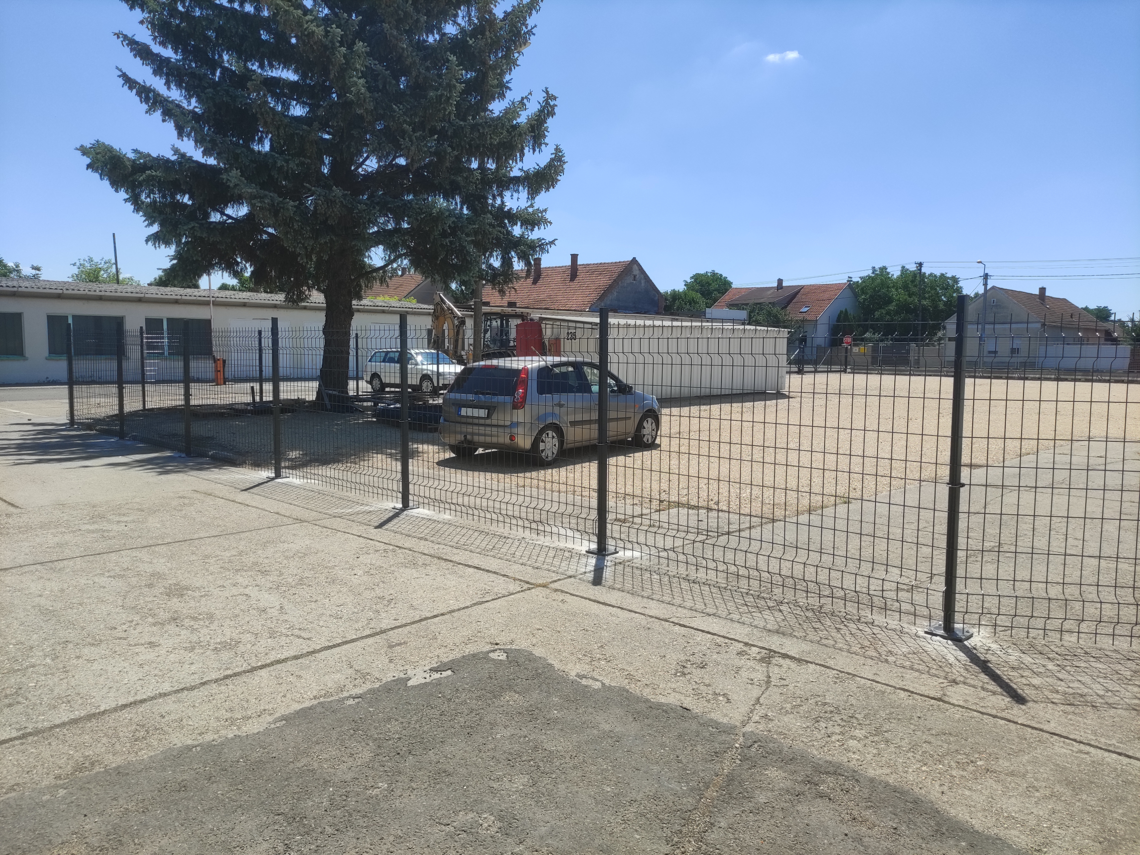 antracit szürke 3d táblás kerítés a betonba dűbelezett oszlopokkal