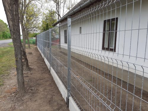 Régi ház frontján 3d táblás kerítés húzódik végig beton alappal