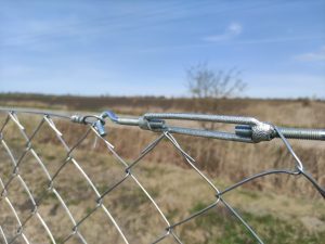 M8-as hizalfeszítő a vezérdrótra kötve, közelről fotózva